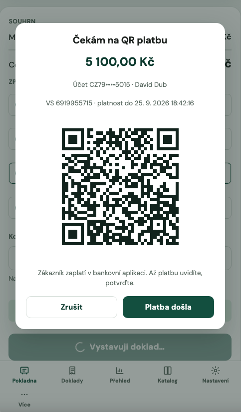 QR platba zobrazená na mobilním telefonu